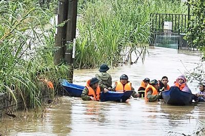 Kịp thời cứu 16 người dân bị lũ cô lập