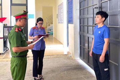 Cướp giật điện thoại của học sinh
