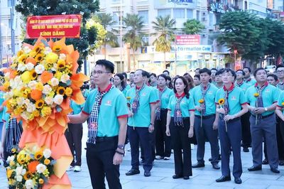 Đoàn đại biểu Đảng ủy UBND TPHCM báo công dâng Bác