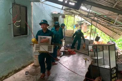 Lâm Đồng: Lực lượng chức năng hỗ trợ di dời nhà dân bị sụt lún sau mưa lớn