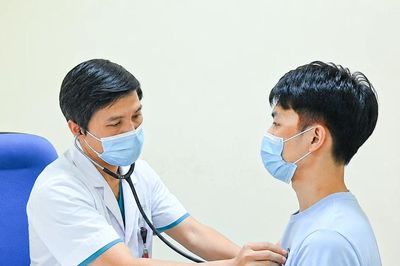 Ho kéo dài khiến nam thanh niên 20 tuổi bị tràn khí trung thất, vỡ phế nang