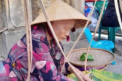 Gánh bánh đúc mật chở cả miền ký ức của cụ bà xứ Huế