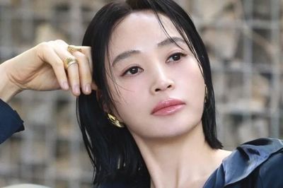 'Nữ hoàng sexy' Kim Hye Soo nóng bỏng ở tuổi 56