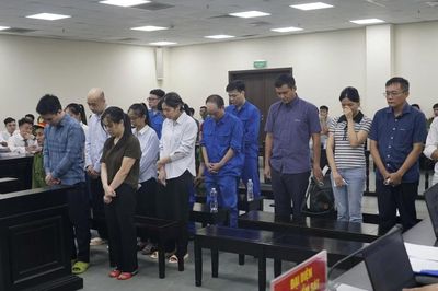 Đại diện Viện kiểm sát nói 'không thể chấp nhận' với quan điểm bào chữa cho 2 cán bộ hải quan