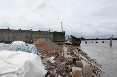 Dự án kè chống sạt lở hơn 300 tỷ đồng ở Cà Mau chậm tiến độ vì mặt bằng