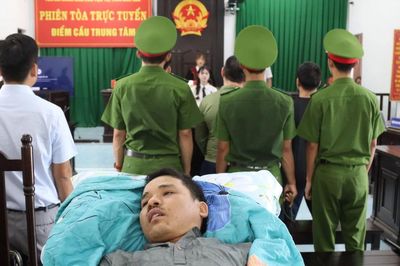 Nạn nhân vụ 'bị đánh đến thân tàn ma dại' ở Đắk Lắk nằm trên cáng dự tòa