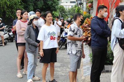Người dân TPHCM xếp hàng dài, chờ mua sữa tuyết đang gây sốt mạng