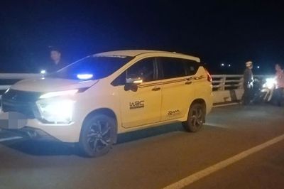 Bỏ lại ô tô cùng ví tiền trên cầu, nam tài xế mất liên lạc