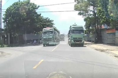 Ô tô đầu kéo ở Hà Nội vượt ẩu khiến tài xế xe ngược chiều 'đứng hình'