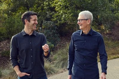 Apple lần đầu chạm mốc vốn hóa 5.000 tỷ USD