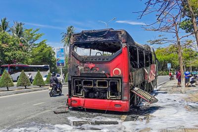 Xe khách bất ngờ bốc cháy dữ dội gần trường đại học, nhiều tiếng nổ phát ra