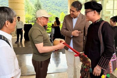 Bộ trưởng Azerbaijan thích thú với đàn Tính của Việt Nam