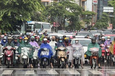 Mưa lớn đúng giờ cao điểm, nhiều tuyến đường Hà Nội ùn tắc kéo dài