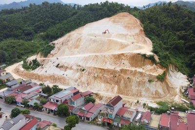 Mùa mưa bão đã 'gõ cửa', nhiều công trình chống sạt lở vẫn chưa hoàn thành