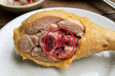 Thấy xương gà đỏ sau khi luộc, có nên ăn tiếp? Câu trả lời không như nhiều người nghĩ