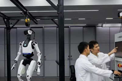 Mỹ cấm nhập khẩu robot hình người và 4 chân từ Trung Quốc