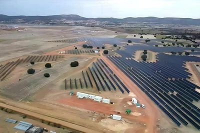 Tesla lại khiến giới công nghệ bất ngờ khi 'khóa' trước nguồn điện cho nhiều năm tới