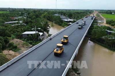 Đội mưa tăng ca trên cao tốc 7.500 tỷ Cao Lãnh - An Hữu