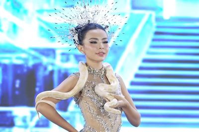 Xôn xao khoảnh khắc thí sinh Miss Grand Vietnam 2026 mang trăn lên sân khấu