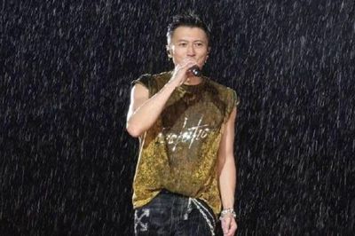 Lý do Tạ Đình Phong quyết không che ô, hát live giữa mưa tầm tã