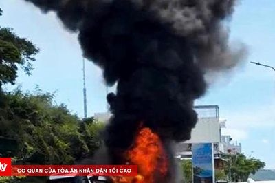 Xe khách bốc cháy sau tiếng nổ lốp