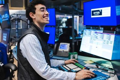 Dow Jones và S&P 500 tăng dù cổ phiếu chip vẫn bị xả, giá dầu giảm rồi lại tăng mạnh