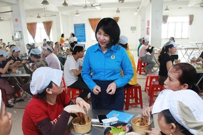 Tổ chức 'Bữa cơm công đoàn' cho gần 800 đoàn viên