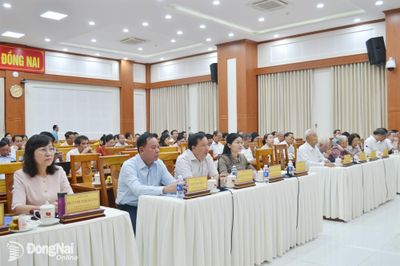 Thể chế hóa các quyết sách, hoàn thiện phân cấp, phân quyền, tạo nền tảng cho mô hình phát triển mới