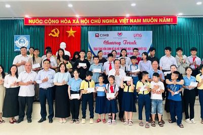 Trao sinh kế và hỗ trợ học sinh khuyết tật, mồ côi có hoàn cảnh khó khăn