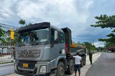 Công an xã Diên Lạc rà soát, kiểm tra số lượng các phương tiện vận tải