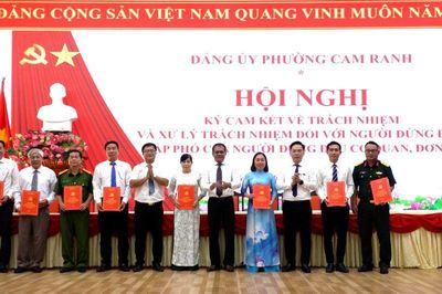 Phường Cam Ranh công bố các quyết định về công tác cán bộ
