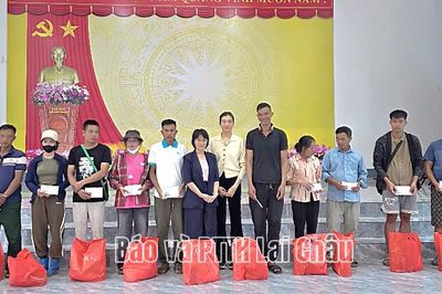 Á hậu Lệ Hằng trao quà hỗ trợ người dân vùng lũ xã Mường Than