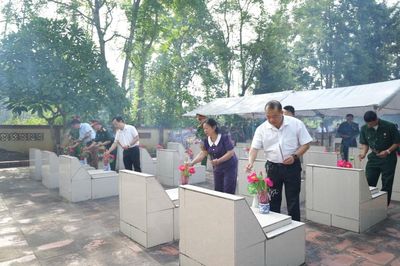 Triển khai lấy mẫu sinh phẩm hài cốt liệt sĩ tại Nghĩa trang Liệt sĩ Bản Trại, xã Kháng Chiến