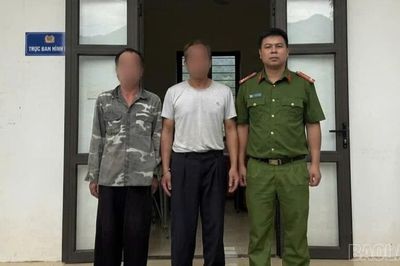 Công an xã Trạm Tấu đưa 02 trường hợp đi cai nghiện bắt buộc