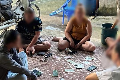 Công an xã Văn Bàn xử phạt 5 đối tượng đánh bạc
