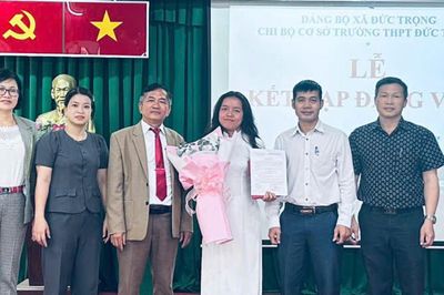 Ươm mầm 'hạt giống đỏ' dưới mái trường phổ thông