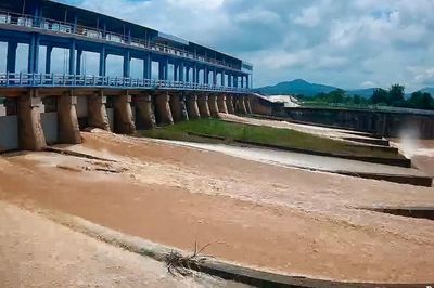 8 hồ chứa phía Đông tỉnh được điều tiết nước qua tràn, ứng phó mưa lũ