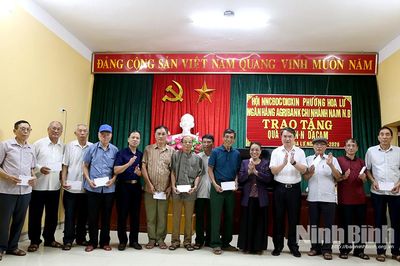 Trao quà cho các nạn nhân chất độc da cam/Dioxin ở phường Hoa Lư