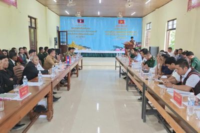 Giao ban cụm dân cư biên giới Việt Nam-Lào