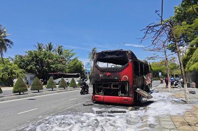 Lửa bao trùm xe khách 45 chỗ đang chạy trên đường dọc bờ biển Nha Trang