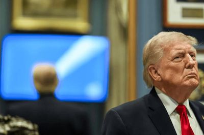 Tổng thống Trump mắc kẹt giữa hai cuộc chiến