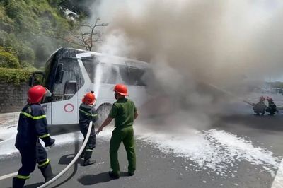 Xe ô tô khách bất ngờ bốc cháy trên đường ven biển Nha Trang