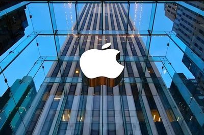 Apple lần đầu tiên đạt mốc vốn hóa 5.000 tỷ USD