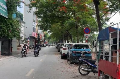 Đỗ xe ngay dưới chân biển cấm trên phố Nguyễn Khang