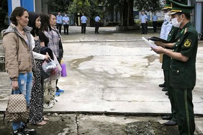 Đồn Biên phòng Pác Bó tiếp nhận 10 công dân Việt Nam xuất cảnh trái phép do Trung Quốc trao trả