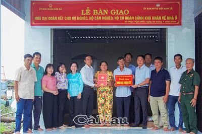 Trao mái ấm, tiếp thêm động lực cho hộ nghèo vươn lên