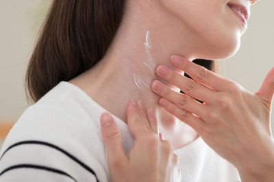 5 bài massage vùng cổ giúp cải thiện nếp nhăn và hạn chế chảy xệ