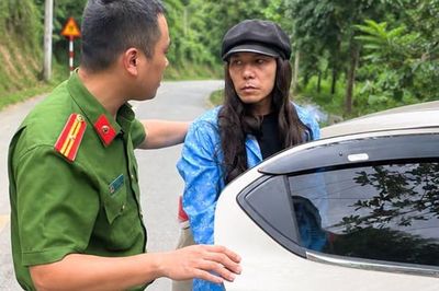 Trốn cai nghiện, người đàn ông đội tóc giả lái ô tô bỏ chạy suốt 10km vẫn không thoát