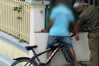 Đi xe đạp xuống dốc, người đàn ông gặp nạn tử vong trong tư thế bị kẹp cổ khiến nhiều người xót xa