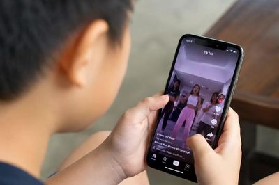 Muốn con bớt dán mắt vào điện thoại? Hãy thử biến iPhone thành 'điện thoại cục gạch' chỉ trong vài phút